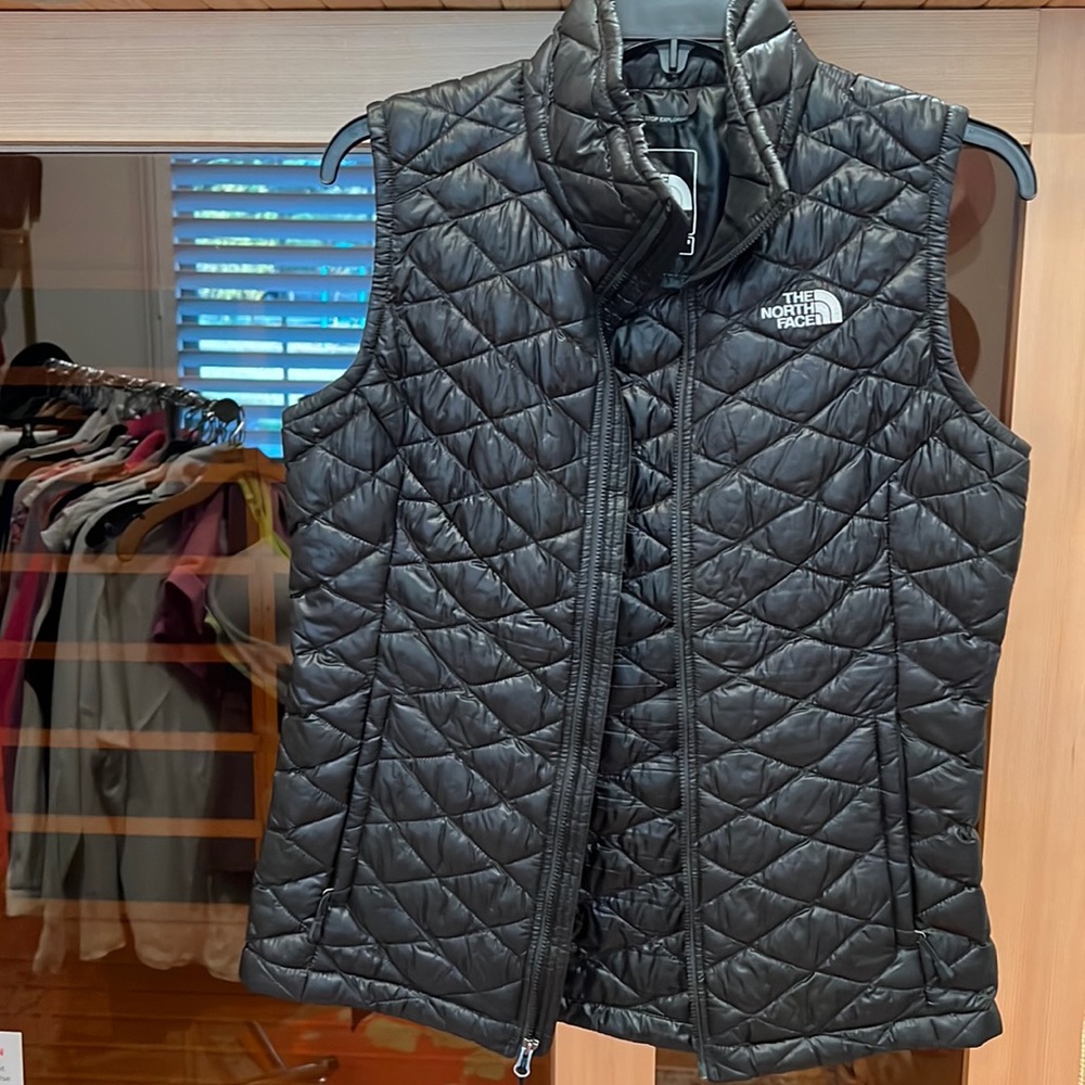 COPY - The north face black quilted vest size small